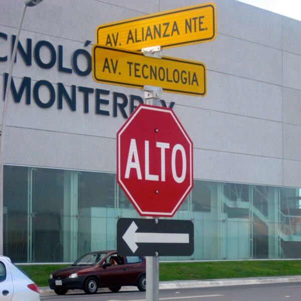 [F601] Señalización Vial Esquina con Alto